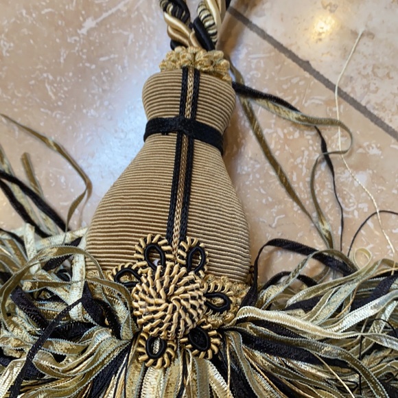 HUGE Decorator Curtain Tassel - Picture 1 of 5
